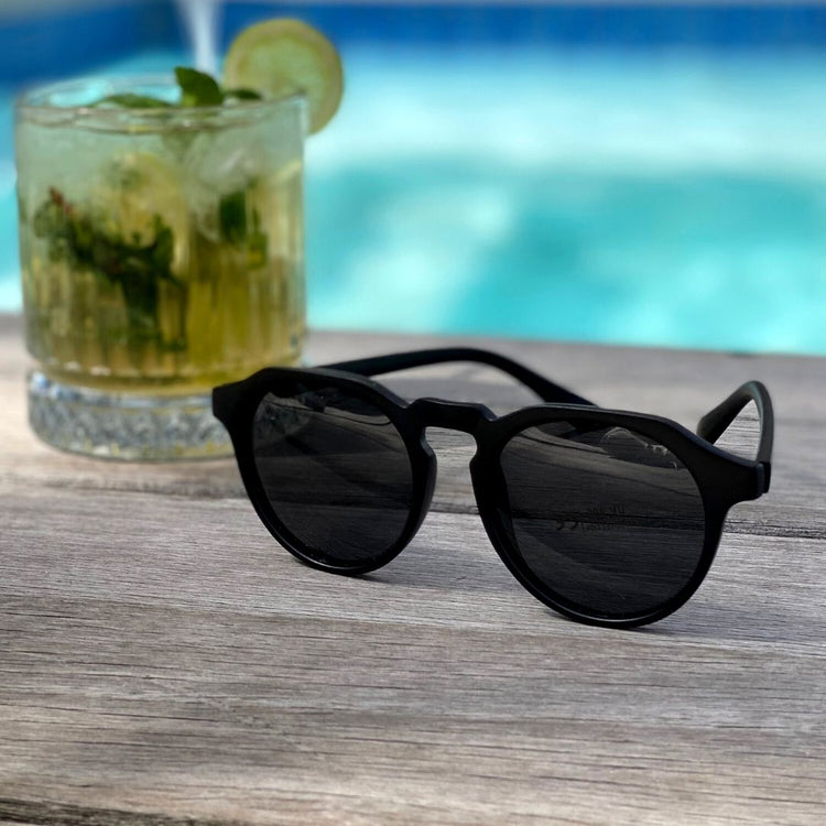 Black Polarised Keyhole Round Lens